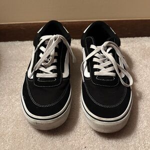 Classic Vans Sneakers in black and white